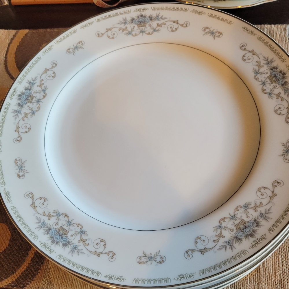 Fine China Wade DIANE..set of 6 dinner plates.